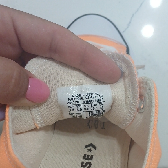 Converse Orange Low-Top Sneakers New Without Tags Or Box, Sz 8.5 - Picture 4 of 6